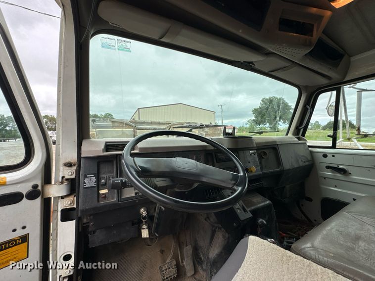 image for item LG9154 2001 International 4900 dump truck