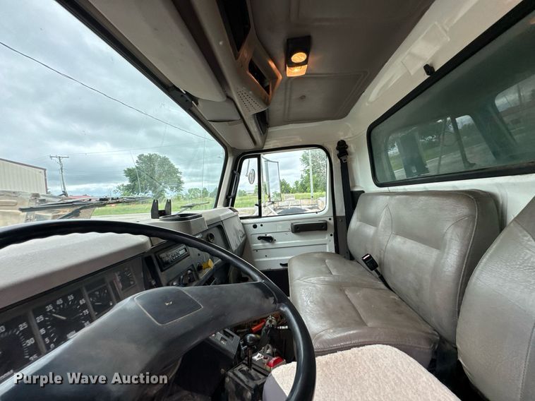 image for item LG9154 2001 International 4900 dump truck