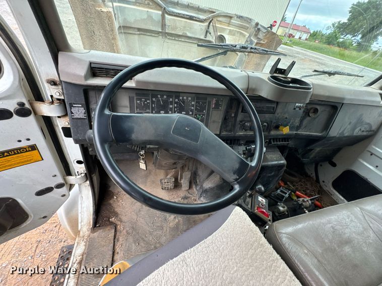 image for item LG9154 2001 International 4900 dump truck