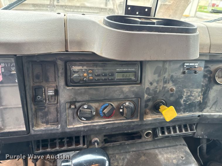 image for item LG9154 2001 International 4900 dump truck