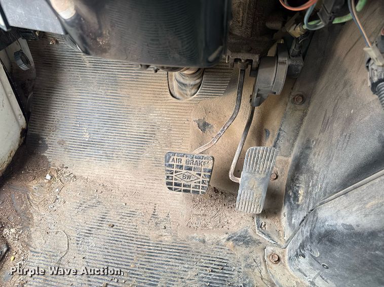 image for item LG9154 2001 International 4900 dump truck