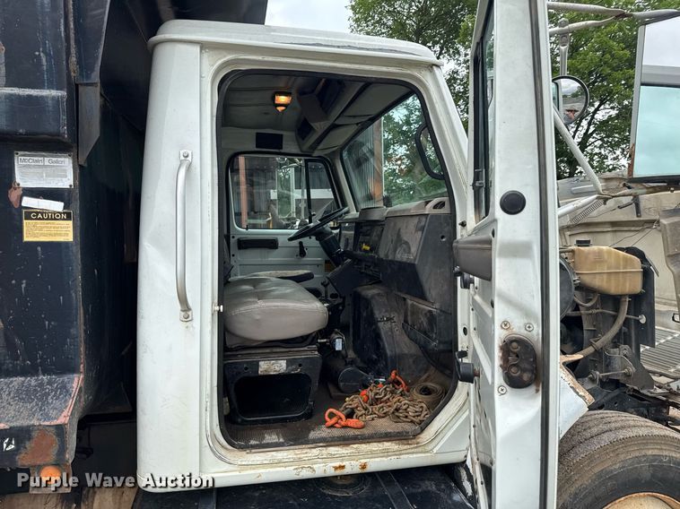 image for item LG9154 2001 International 4900 dump truck