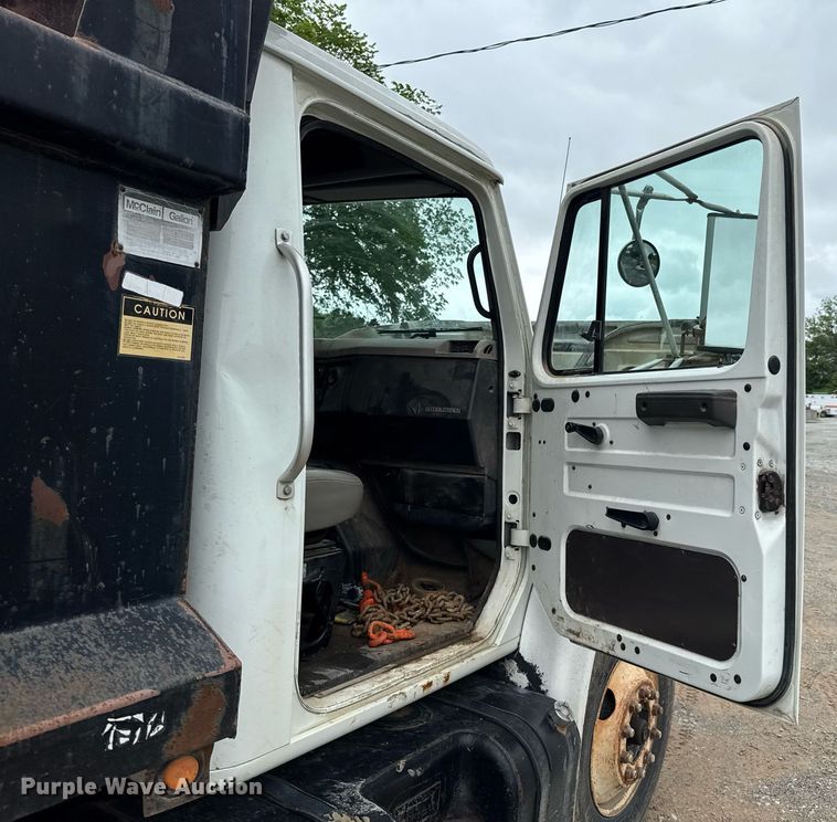 image for item LG9154 2001 International 4900 dump truck