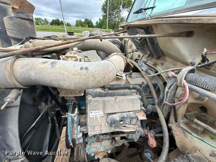 image for item LG9154 2001 International 4900 dump truck