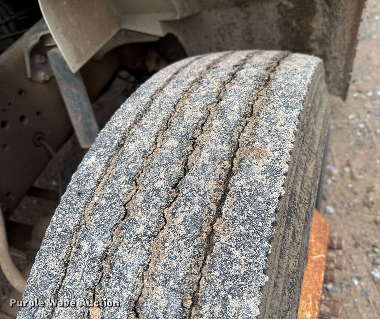 image for item LG9154 2001 International 4900 dump truck