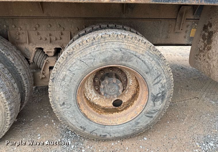 image for item LG9154 2001 International 4900 dump truck