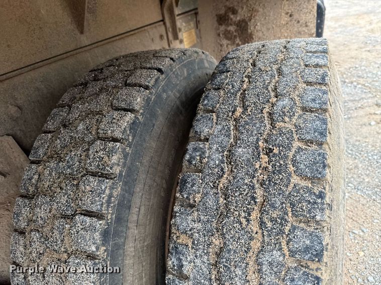 image for item LG9154 2001 International 4900 dump truck