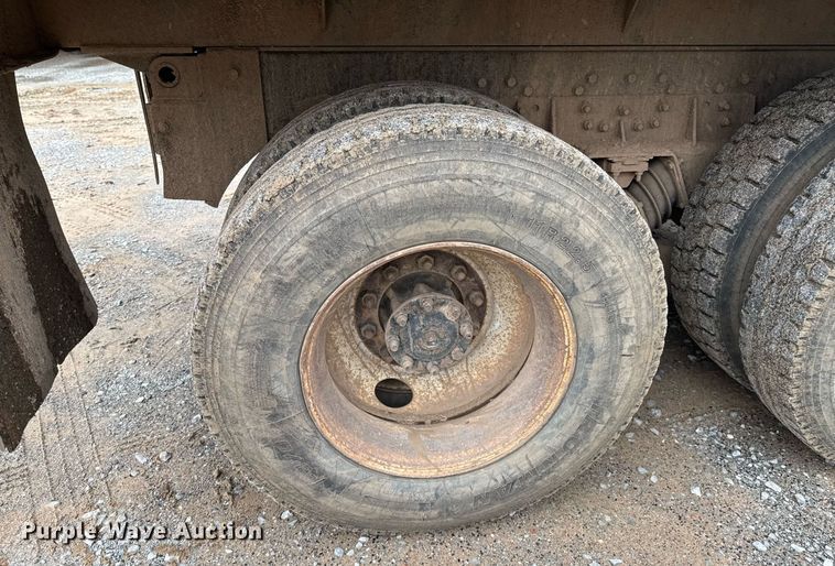 image for item LG9154 2001 International 4900 dump truck