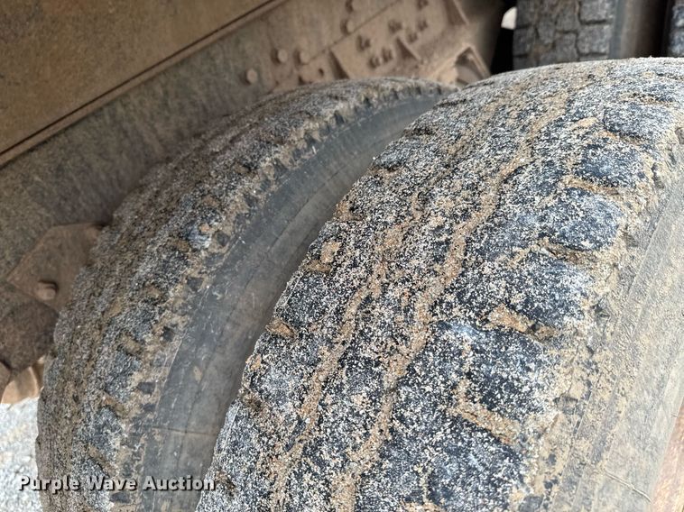 image for item LG9154 2001 International 4900 dump truck