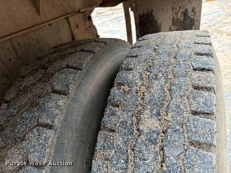 image for item LG9154 2001 International 4900 dump truck