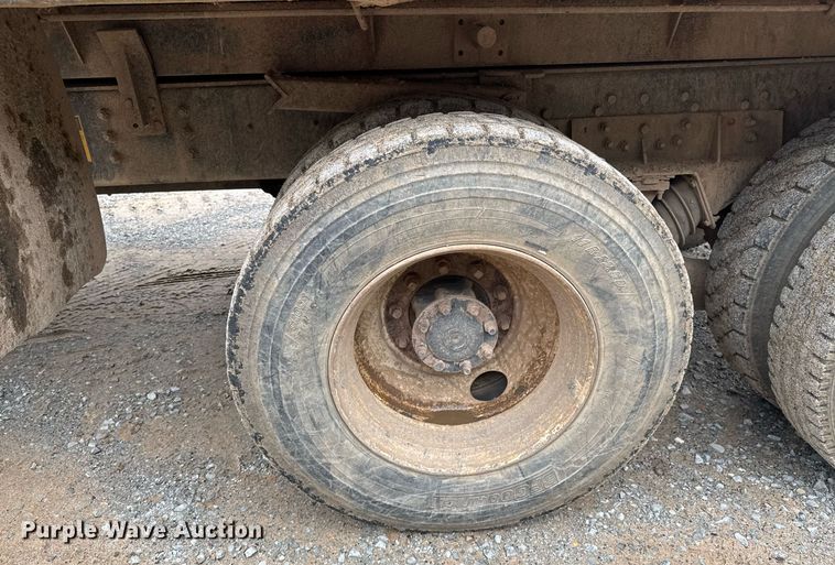 image for item LG9154 2001 International 4900 dump truck