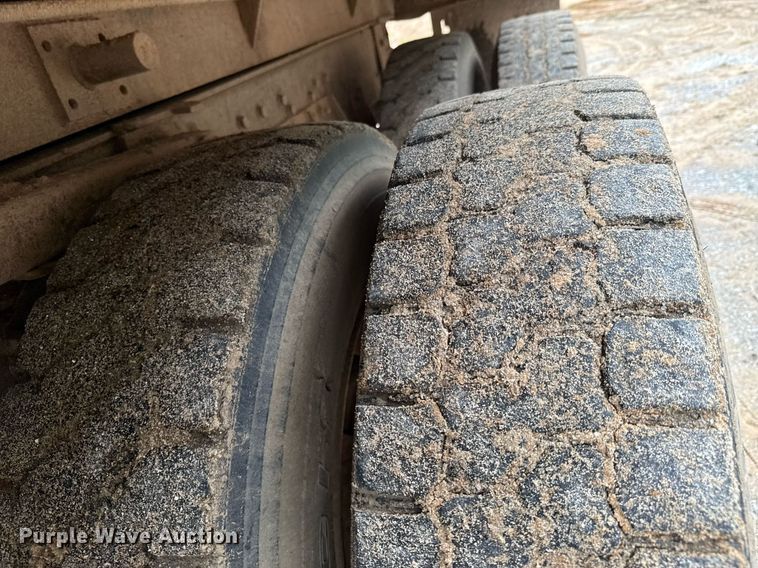 image for item LG9154 2001 International 4900 dump truck