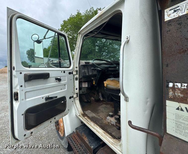 image for item LG9155 1999 International 4900 dump truck