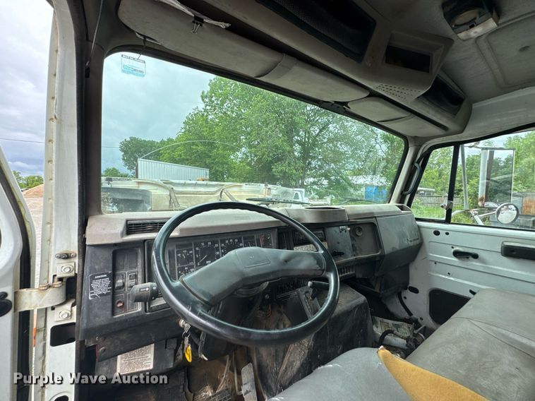 image for item LG9155 1999 International 4900 dump truck