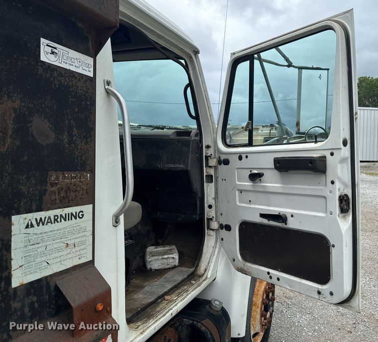 image for item LG9155 1999 International 4900 dump truck