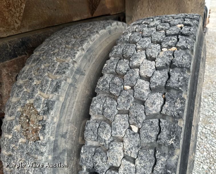 image for item LG9155 1999 International 4900 dump truck