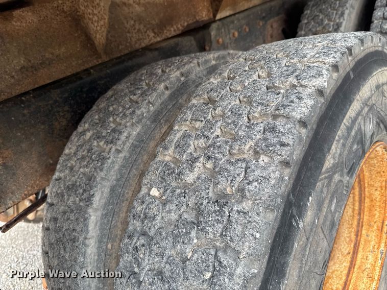 image for item LG9155 1999 International 4900 dump truck