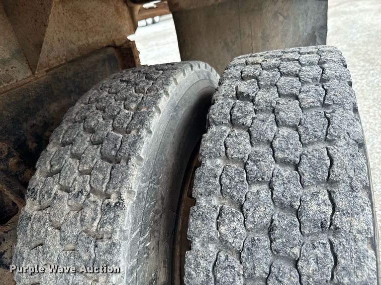 image for item LG9155 1999 International 4900 dump truck