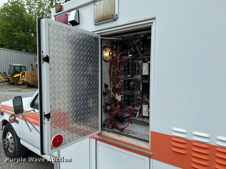 image for item LG9158 1995 Ford F350 ambulance