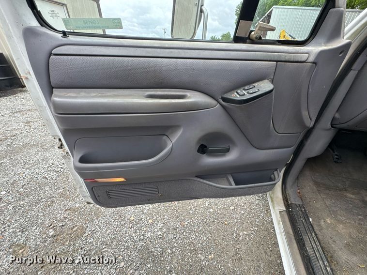 image for item LG9158 1995 Ford F350 ambulance