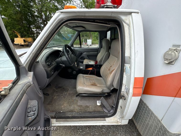 image for item LG9158 1995 Ford F350 ambulance