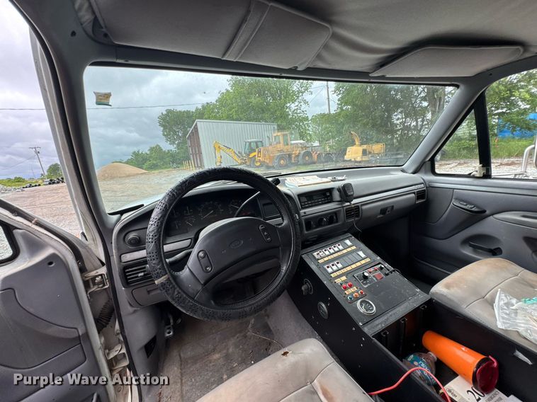 image for item LG9158 1995 Ford F350 ambulance