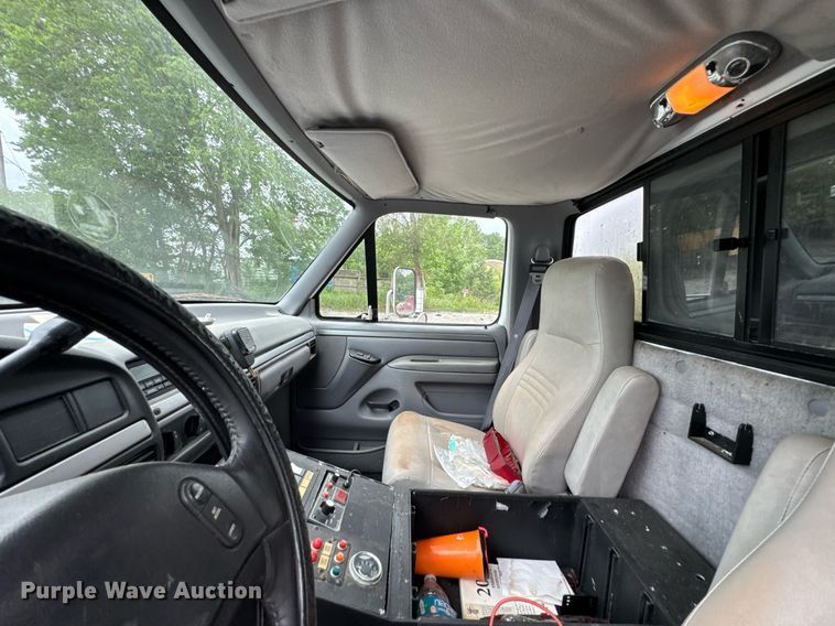 image for item LG9158 1995 Ford F350 ambulance