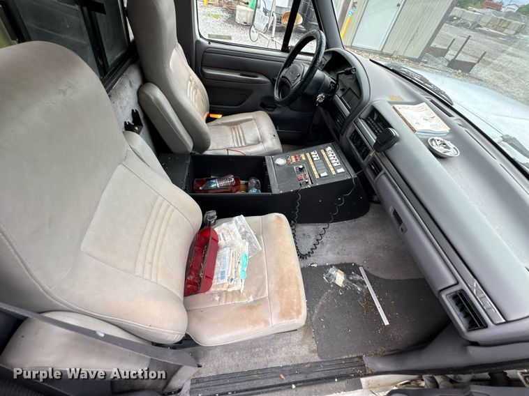 image for item LG9158 1995 Ford F350 ambulance