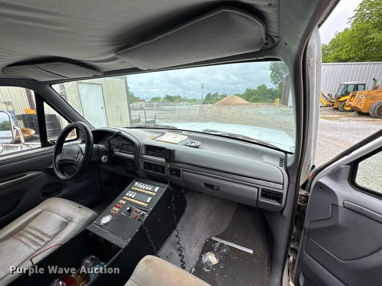 image for item LG9158 1995 Ford F350 ambulance