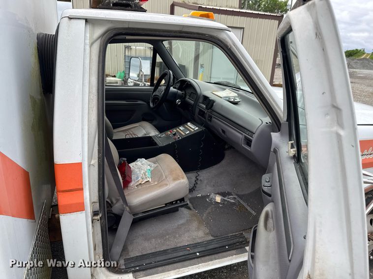 image for item LG9158 1995 Ford F350 ambulance
