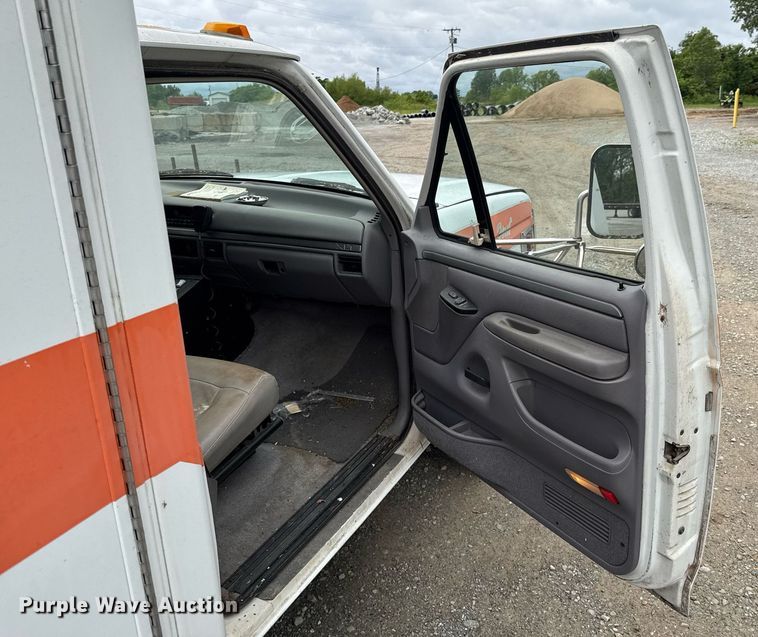 image for item LG9158 1995 Ford F350 ambulance