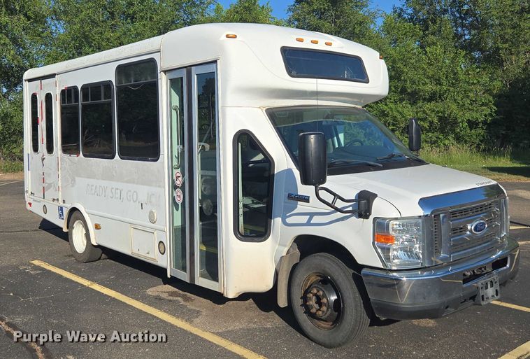 image for item OJ9916 2016 Ford E450 shuttle bus