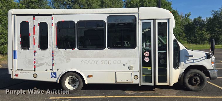 image for item OJ9916 2016 Ford E450 shuttle bus