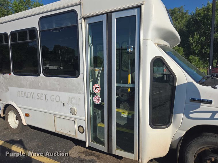 image for item OJ9916 2016 Ford E450 shuttle bus