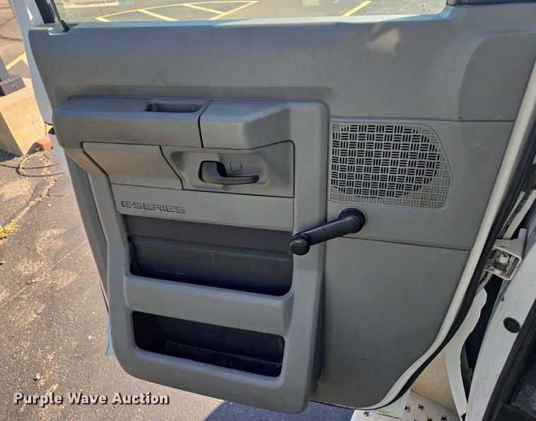 image for item OJ9916 2016 Ford E450 shuttle bus