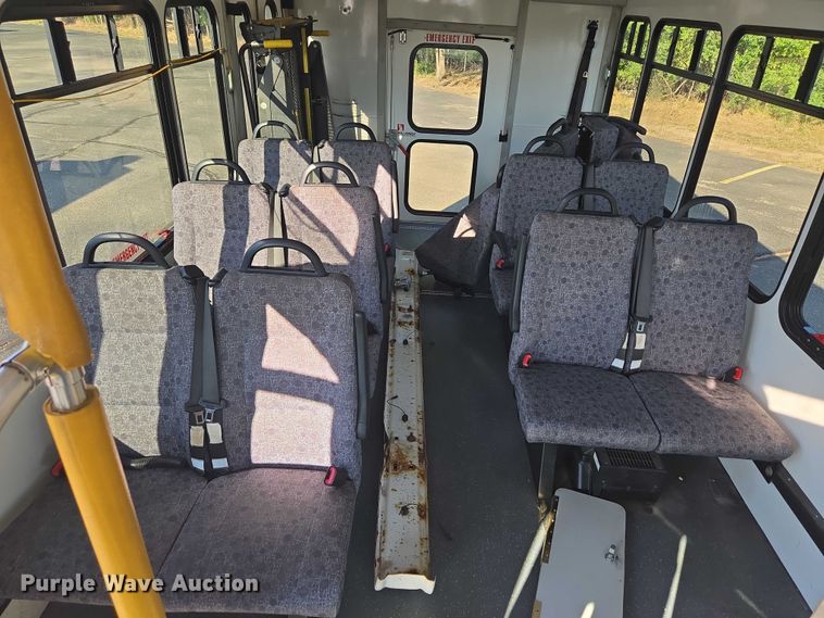 image for item OJ9916 2016 Ford E450 shuttle bus