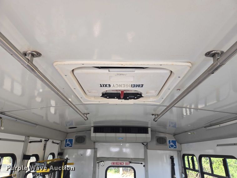 image for item OJ9916 2016 Ford E450 shuttle bus