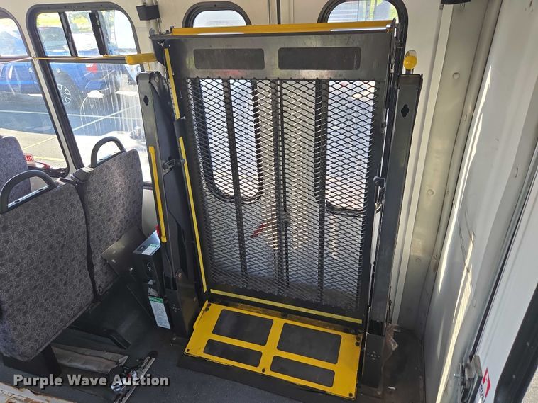 image for item OJ9916 2016 Ford E450 shuttle bus