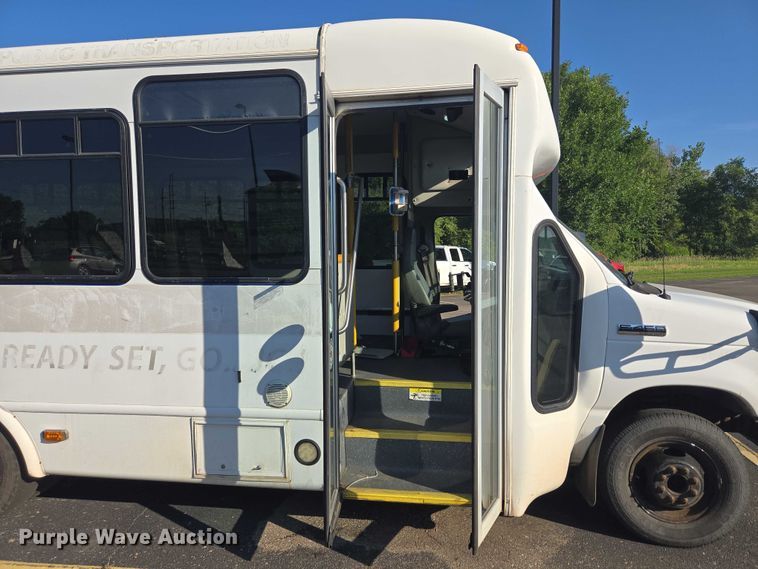 image for item OJ9916 2016 Ford E450 shuttle bus