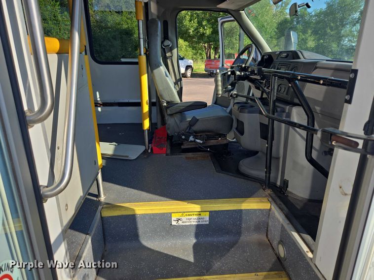 image for item OJ9916 2016 Ford E450 shuttle bus