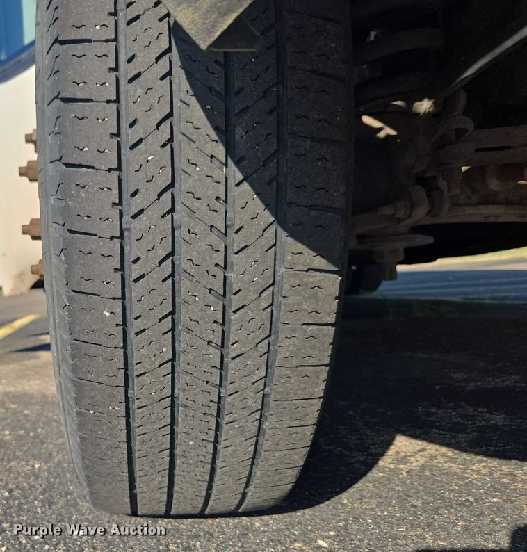 image for item OJ9916 2016 Ford E450 shuttle bus