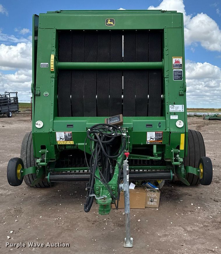 image for item DK6968 John Deere 569 MegaWidePlus round baler