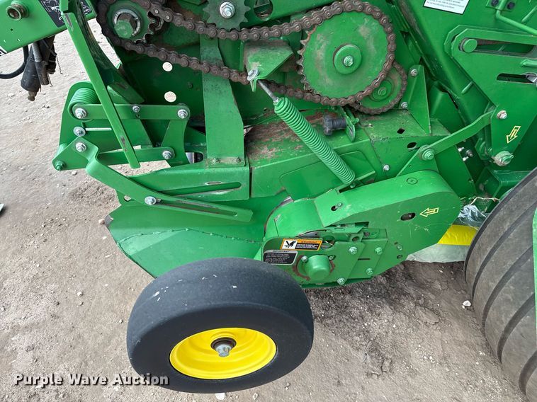 image for item DK6968 John Deere 569 MegaWidePlus round baler