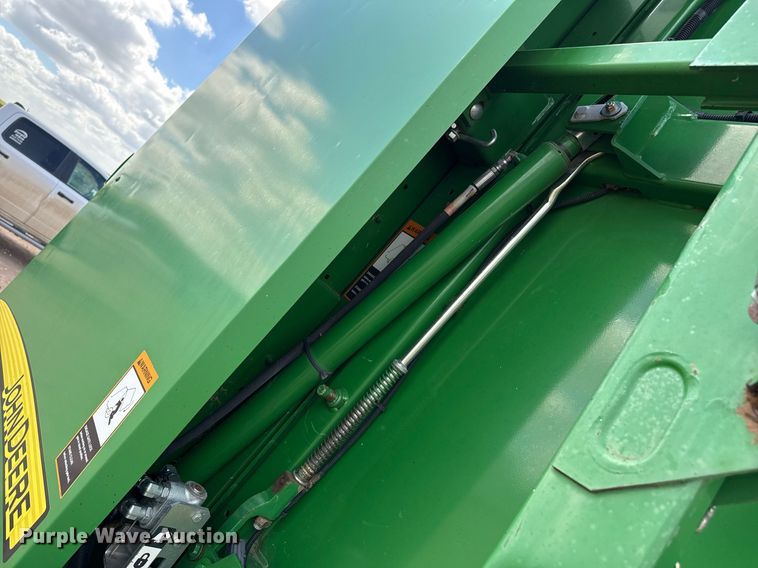 image for item DK6968 John Deere 569 MegaWidePlus round baler