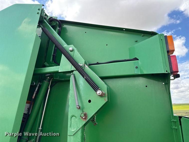 image for item DK6968 John Deere 569 MegaWidePlus round baler