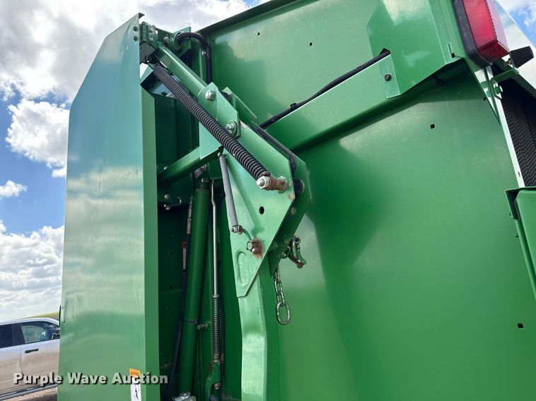 image for item DK6968 John Deere 569 MegaWidePlus round baler