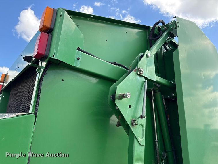 image for item DK6968 John Deere 569 MegaWidePlus round baler
