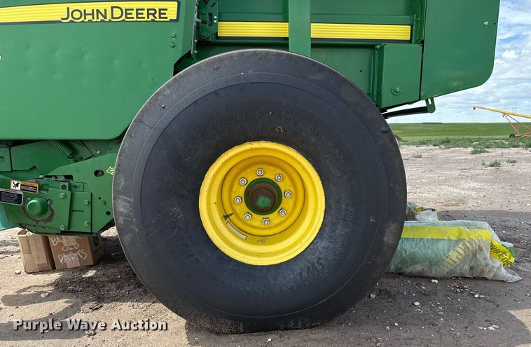 image for item DK6968 John Deere 569 MegaWidePlus round baler