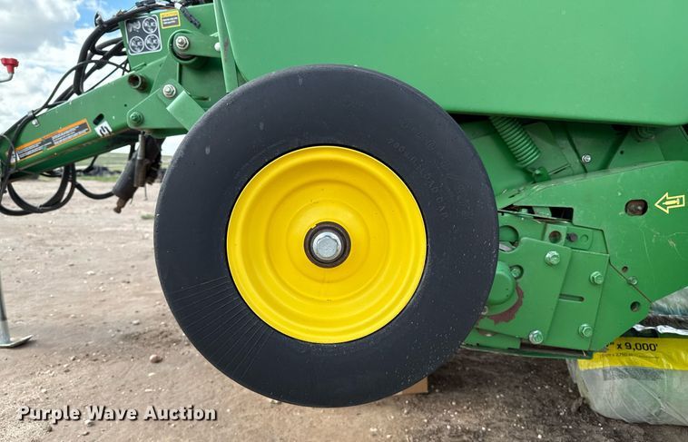 image for item DK6968 John Deere 569 MegaWidePlus round baler