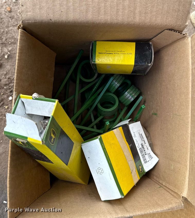 image for item DK6968 John Deere 569 MegaWidePlus round baler